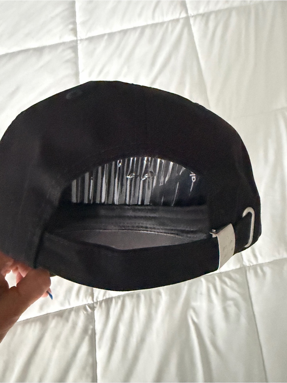 ALO Yoga Black Cap with White Logo - Picture 3 of 4